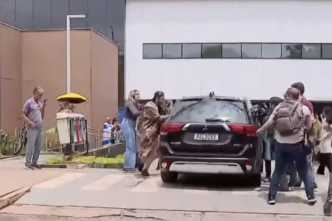 Urgente: Bolsonaro chega a hospital para realizar exames após queda