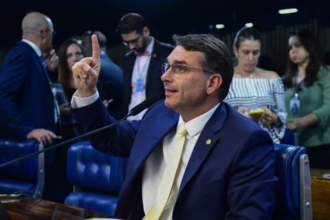 Flávio Bolsonaro lidera disputa ao Senado no Rio de Janeiro