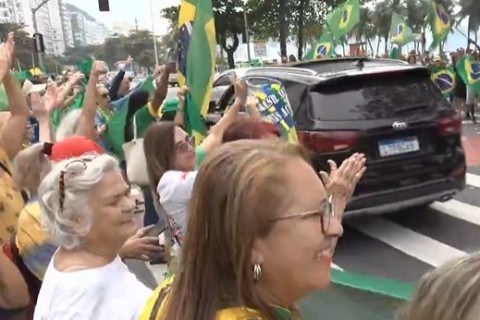 Copacabana: Ato Surpreende e Mostra Que o Povo Continua Forte nas Ruas