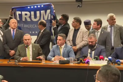 Oposição reage a censura na Câmara e exibe bandeira de Trump: “Resposta à diplomacia desastrosa de Lula”