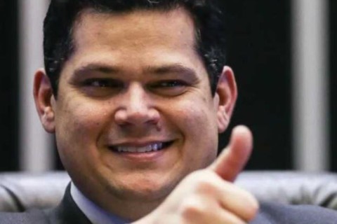 Correios de presente: Alcolumbre pode levar estatal com “brinde” milionário