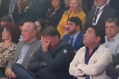 Bolsonaro chora após declaração de Michelle em igreja