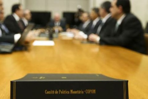 Brasil volta a patamar histórico de juros: Copom eleva Selic para 14,75%