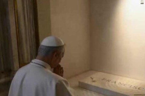 Papa Leão XIV emociona o Vaticano com visita inesperada ao túmulo de seu antecessor