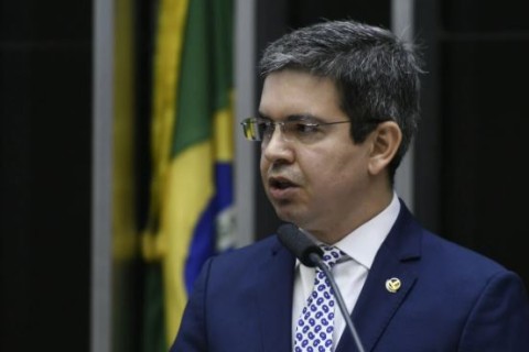Randolfe “culpa” Jair Bolsonaro por fraudes no INSS e tenta blindar Lula