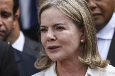 Gleisi surta nas redes e culpa Bolsonaro por sanções dos EUA