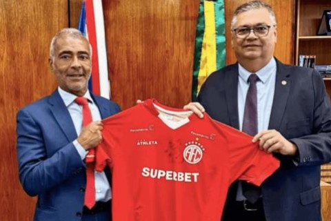 Flávio Dino ganha presente de Romário: “Recebi com alegria”