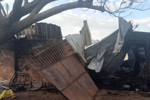 Criminoso cumpre ameaça e incendeia barracão em Jataí-GO após ser repreendido por usar entorpecentes