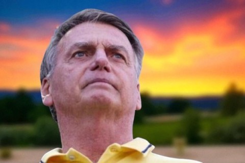 Apoiadores cantam louvor para Bolsonaro após ex-presidente deixar o hospital