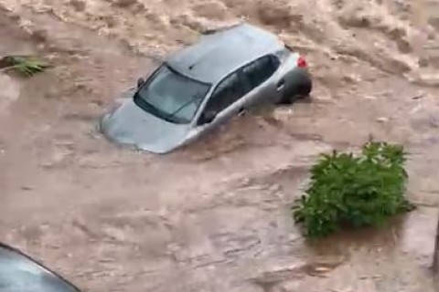 URGENTE: Córrego Transborda e Arrasta Carros no Centro de Rio Verde Após Forte Chuva