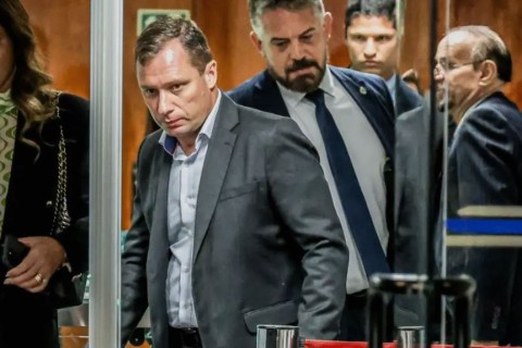 Mauro Cid tira tornozeleira eletrônica após audiência no STF