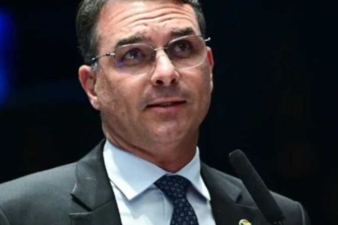 Flávio desmente matéria sobre apoio de Jair Bolsonaro a Tarcísio