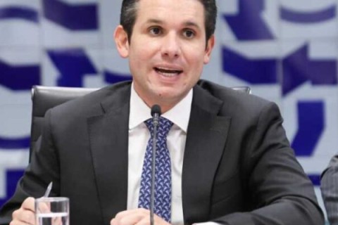 Hugo Motta pauta urgência para mudar número de deputados; Anistia continua em segundo plano