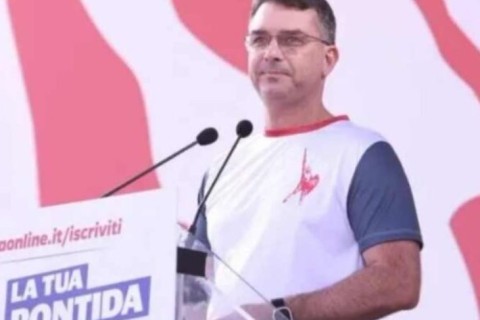 Na Itália, Flávio diz que o país tem “perseguidos políticos” do Brasil