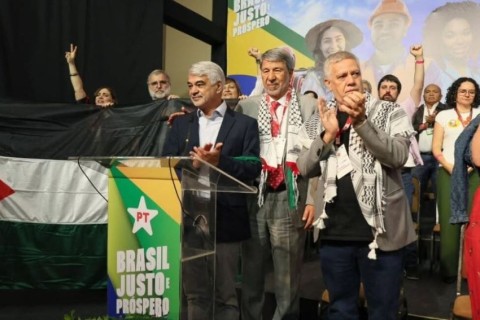PT tenta “roubar” símbolos patrióticos da direita e ataca Eduardo Bolsonaro