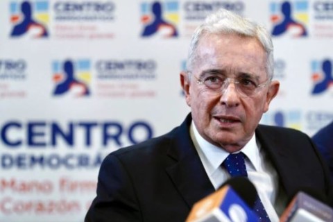 Ex-presidente Álvaro Uribe, Símbolo da Direita Colombiana, Recebe Pena Dura e Polêmica