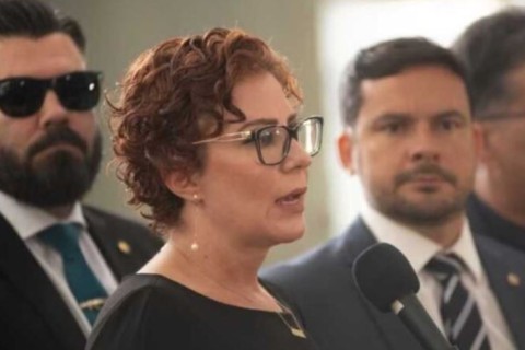 Carla Zambelli envia requerimento à Interpol