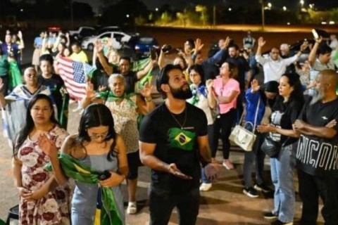 Após condenação, apoiadores fazem vigília no condomínio de Bolsonaro