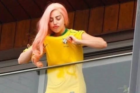 Lady Gaga surpreende fãs ao homenagear o Brasil com look verde e amarelo e bate recorde de público