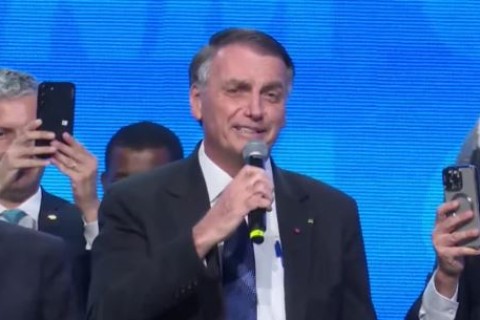 Jair Bolsonaro é ovacionado por prefeitos um dia após vaias a Lula