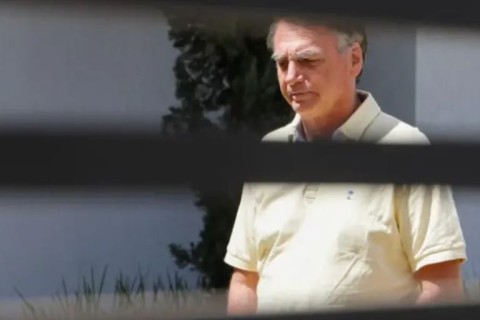 Defesa de Bolsonaro pede a Moraes liberação de ligações telefônicas com advogados