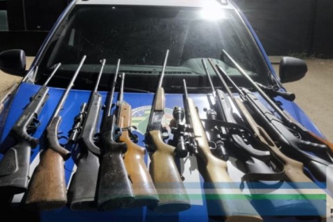 Denúncia anônima leva à prisão de homem com 12 armas de fogo dentro de casa