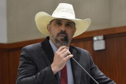 Amauri Ribeiro contesta discursos de deputados petistas