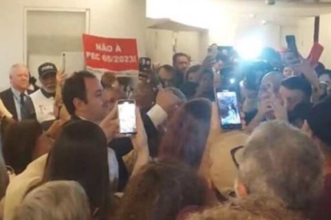 URGENTE: Vândalos de esquerda entram no prédio da Câmara e tentam invadir gabinete de Hugo Motta. Ninguém é preso
