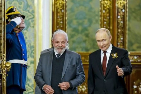 Lula ataca Trump em Moscou e acompanha cerimônia com chefes de ditaturas ao lado de Putin