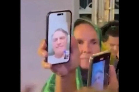 Bolsonaro fala com apoiadores por vídeo que pode ir ao ato no DF