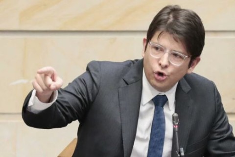 Tragédia política na Colômbia: pré-candidato de direita a presidente é alvo de atentado a tiros