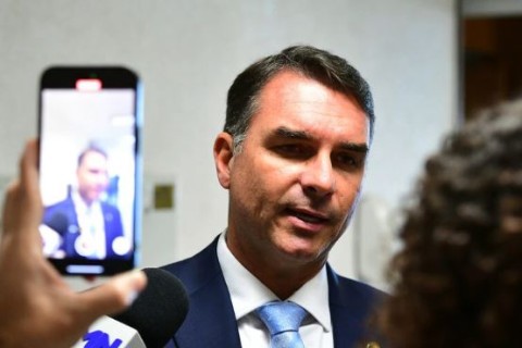 Tarifa de Trump é só o começo? Flávio teme punições de até 200% contra o Brasil