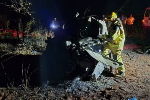 Acidente entre carro e carreta deixa cinco mortos em rodovia de MG