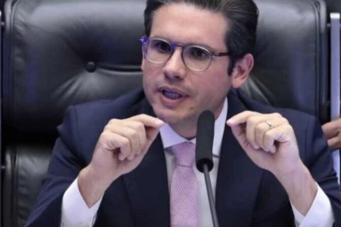 Hugo Motta descarta culpa de Bolsonaro no 8/1: “Estava fora”