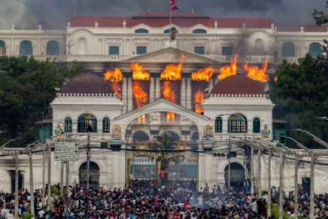Caos no Nepal: esposa de ex-primeiro-ministro morta em incêndio provocado por manifestantes