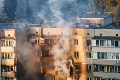 Rússia atinge pela primeira vez sede do governo em Kyiv e mata dezenas, incluindo um bebê