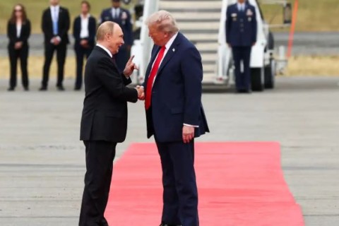 Putin pisa no Alasca pela primeira vez e diz estar aberto ao diálogo com Trump
