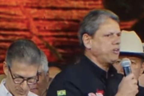 Tarcísio ergue a voz em Barretos e denuncia perseguição contra Bolsonaro