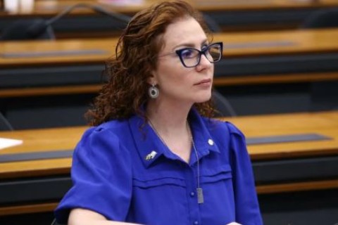 Câmara concede licença a Carla Zambelli