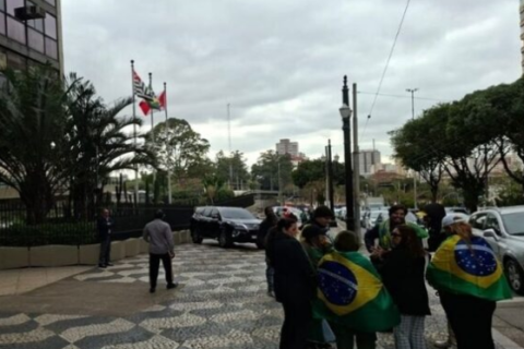 Manifestantes protestam contra Moraes em frente ao TCE de SP