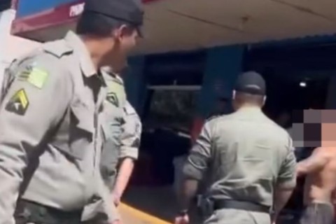 PM enfrenta homem descontrolado e coloca ordem