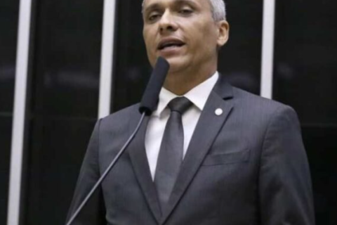Câmara aprova suspensão de ação penal contra Gustavo Gayer