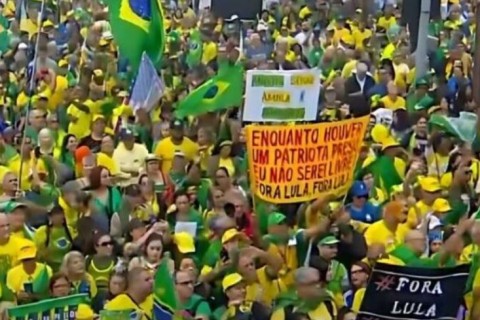 Manifestação em Copacabana dá início a onda nacional por justiça e liberdade