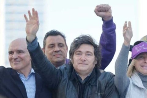 URGENTE: Javier Milei é retirado às pressas de carreata após ataque
