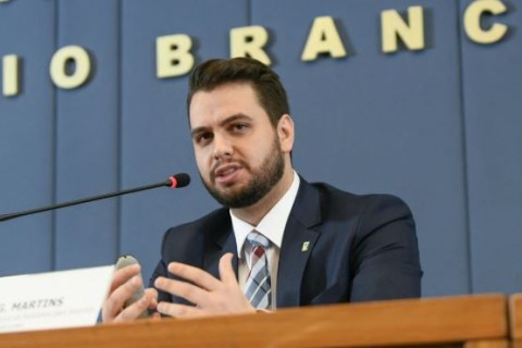 Moraes dá 5 dias para PF explicar viagem de Filipe Martins aos EUA