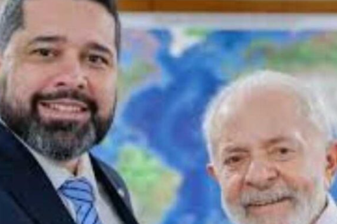 Em meio a rombo bilionário, presidente dos Correios aumenta o próprio salário