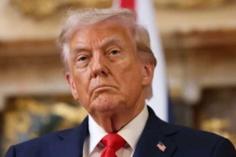 Trump divulga foto de Maduro preso após captura na Venezuela