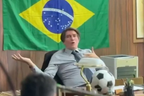 Jim Caviezel envia mensagem de Natal à família Bolsonaro