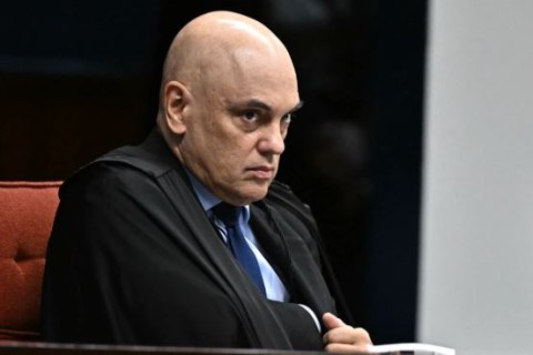 Moraes diz que Bolsonaro tentou violar tornozeleira à meia-noite