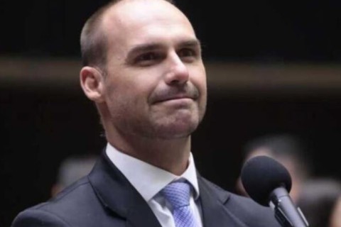 Moraes manda PGR se manifestar sobre pedido de prisão de Eduardo Bolsonaro